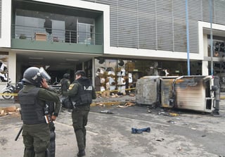 La cifra de fallecidos durante la crisis política en Bolivia ascendió este martes a cuatro, tras la muerte del comandante de la unidad de operaciones especiales de la Policía. (ARCHIVO)