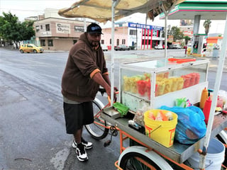 José vive en Nazareno y desde hace 20 años viaja en autobús para vender sus vasos con fruta fresca a los laguneros.
(EL SIGLO DE TORREÓN)