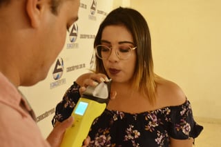 Aproximadamente 3,200 personas han utilizado desde octubre el alcoholímetro 'voluntario' en bares y restaurantes de Torreón. (ARCHIVO)