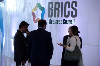 Un grupo de personas conversa este martes en el Centro de Convenciones donde se celebrara la XI Cumbre de los BRICS, en Brasilia (Brasil). (EFE)