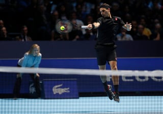 Roger Federer venció 7-6, 6-3 a Matteo Berrettini y se jugará su pase a semifinales ante Novak Djokovic. (AP)