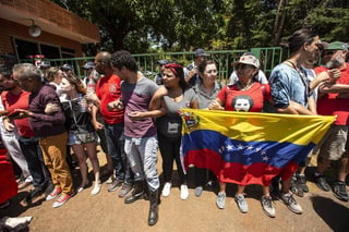 Un funcionario del gobierno de Nicolás Maduro dijo que alrededor de 20 personas ingresaron por la fuerza a la sede diplomática durante la madrugada. (EFE)