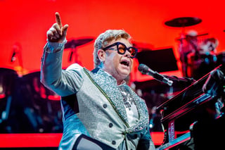El cantante británico Elton John agregó 24 fechas a su gira de despedida Farewell yellow brick road. (ARCHIVO)
