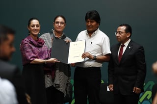 El expresidente de Bolivia Evo Morales recibió en calidad de asilado político el reconocimiento de huésped distinguido de la Ciudad de México de manos de la jefa de gobierno, Claudia Sheinbaum Pardo. (EFE)