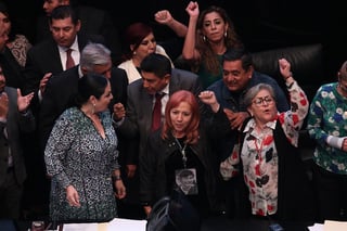 Piedra Ibarra prestó juramento a su cargo en el Senado la noche del martes y ante las preguntas de los reporteros sobre los problemas que afrontará, entre ellos los asesinatos de periodistas, la nueva defensora del pueblo contestó con la pregunta '¿Han asesinado periodistas?'.