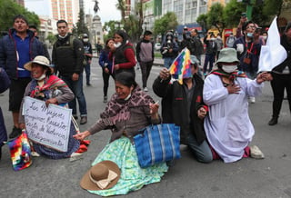 Ciudadanos lloran ante la Policía antidisturbios dentro de la serie de protestas en Bolivia. (EFE)