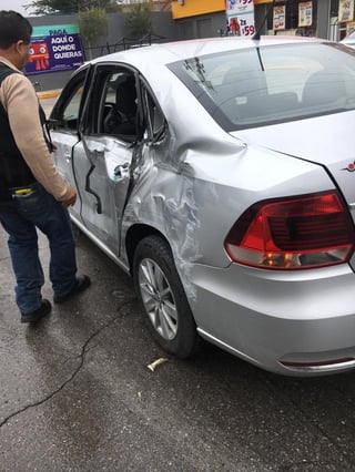 Se impactan conductor de auto y camión de pasajeros en calles de Torreón; no se reportaron lesionados. (EL SIGLO DE TORREÓN)
