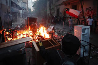 La reciente serie de protestas en Chile representa una de las jornadas más violentas, donde al menos una persona murió. (ARCHIVO)