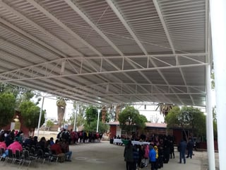 Autoridades entregan a planteles educativos del municipio de Matamoros dos techumbres. (EL SIGLO DE TORREÓN) 