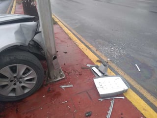 Mujer al volante provoca choque en el bulevar Constitución de Torreón; uno de los involucrados derribó una luminaria. (EL SIGLO DE TORREÓN)
