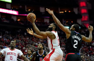 James Harden continúa con su excelente temporada a la ofensiva, y ayer metió 47 puntos en la victoria de Rockets 102-93 sobre los Clippers. (AP)