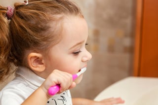 La falta de salud bucal en los primeros años de vida de los niños afecta su nutrición, lenguaje y desarrollo de cara y cráneo, así como la adecuada posición de los dientes permanentes. (ARCHIVO)