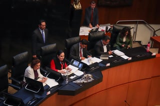 Con 68 votos a favor, 22 en contra y 14 abstenciones, el Senado avaló en lo general desaparecer el Seguro Popular. (ARCHIVO)