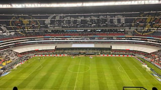 El año pasado se suspendió el encuentro de la NFL por el mal estado del pasto en el Estadio Azteca. (ARCHIVO)