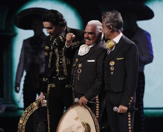 En un recital que llevó lo más destacado de la ranchera mexicana a la millonaria audiencia de los Latin Grammy, Vicente, Alejandro y Alex arrebataron juntos la atención de todo el auditorio. (EFE)