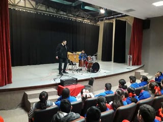 Asisten. Los jóvenes y niños disfrutaron del arte que en manos y pies demostró Absalom Ruiz al interpretar diversos ritmos en la batería. (CORTESÍA)