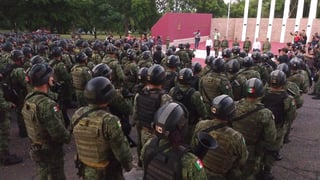Más de 740 elementos armados, 12 binomios caninos y una banda de guerra marcharon sobre la avenida Álvaro Obregón. (ARCHIVO)