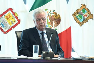 Al tomar el micrófono, el alcalde de Torreón recordó que fue en octubre de 2009 cuando los hechos ocurrieron en una vialidad del municipio. (FERNANDO COMPEÁN)