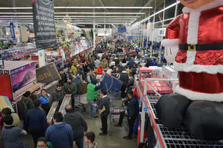Abarrotados. Distintas tiendas arrancaron de forma anticipada el llamado fin de semana más barato del año. (ARCHIVO) 
