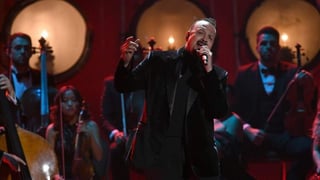 El cantautor mexicano Pepe Aguilar rindió un emotivo homenaje a José José interpretando El triste. (ESPECIAL)