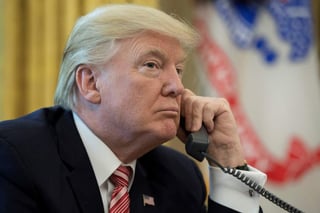 La Casa Blanca publicó este viernes la transcripción de la primera conversación telefónica entre los presidentes de Estados Unidos, Donald Trump, y de Ucrania, Vladimir Zelenski. (ARCHIVO) 