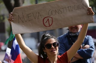 La ciudadanía en Chile amaneció este viernes con la noticia de que el Parlamento había llegado a un acuerdo en la madrugada para determinar el camino hacia una nueva Constitución. (ARCHIVO) 
