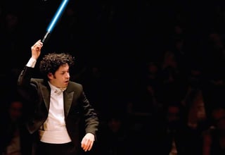 Con un sable de luz jedi en la mano y la música de la Guerra de las Galaxias como telón de fondo, Gustavo Dudamel y su Orquesta Filarmónica de Los Ángeles, se despiden de México ante casi 10 mil espectadores en el Auditorio Nacional. (ESPECIAL)
