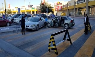 En el estacionamiento, al menos dos hombres armados bajaron de los vehículos para ingresar a Walmart en un intento por resguardarse, lo que generó caos y pánico. (EL UNIVERSAL)