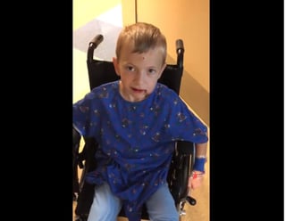 Cody es el único de los cinco niños sobrevivientes del sangriento ataque que aún permanece en el hospital Banner-University Medical Center, de Tucson, Arizona. (CAPTURA)