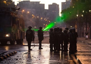 Miembros de la policía enfrentan a los manifestantes durante una nueva jornada de protestas en Chile.