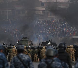 Militares y policías bolivianos se enfrentan a cientos de manifestantes entre ellos cocaleros del Chapare seguidores del MAS.