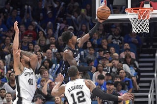 El Magic logró imponerse en casa ante los Spurs. (AP)