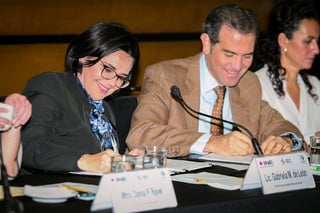 El presidente del INE firma Convenio de Colaboración con Gabriela M. de León.