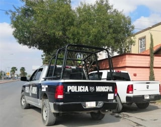 En diferentes puntos de Torreón, agentes de la Policía Municipal lograron la detención de dos mujeres, una de ellas menor de edad y un hombre quienes pretendían robar mercancía de diversos establecimientos. (ARCHIVO)
