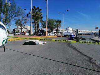 Motociclista pierde la vida al ser arrollado por el conductor de una pipa repartidora de gas, a la entrada de una plaza comercial. (EL SIGLO DE TORREÓN)