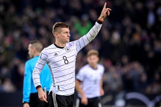 El mediocampista alemán Toni Kroos ayudó a que su selección sellara su boleto al torneo europeo con un doblete ante Bielorrusia.