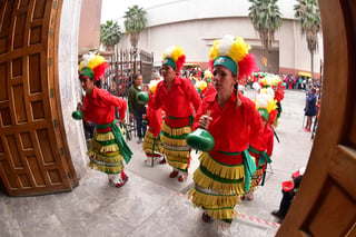 Cerca de 180 grupos de danza se registraron a la bendición, con la que inician las peregrinaciones. (ARCHIVO)