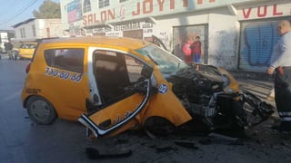 Agente de la Fiscalía choca contra taxi en la carretera Torreón-Matamoros; hay dos lesionados de gravedad. (EL SIGLO DE TORREÓN)