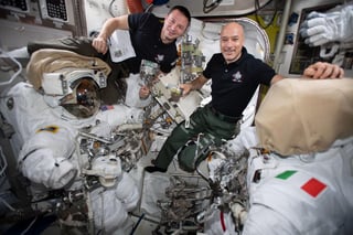 Los astronautas Luca Parmitano y Andrew Morgan completaron las primeras tareas en una serie de cuatro jornadas de labor afuera de la Estación Espacial Internacional (EEI) para reparar un instrumento que busca la materia oscura. (ARCHIVO) 