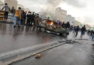 Alrededor de mil personas han sido detenidas por su participación en los disturbios registrados los últimos dos días durante las protestas en Irán por el aumento del precio de la gasolina. (ARCHIVO) 