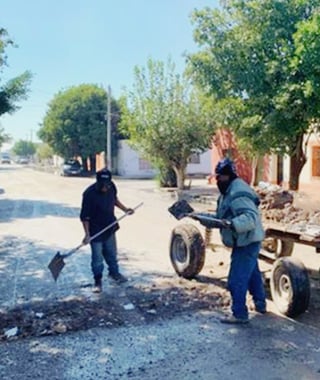 Dos ciudadanos tomaron la iniciativa de cubrir la apertura del pavimento con sus propios recursos. (EL SIGLO DE TORREÓN / BEATRIZ A. SILVA) 