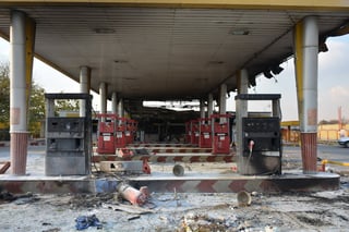 Más de cincuenta tiendas fueron incendiadas en todo el país. (EFE)