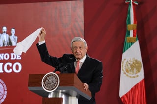 López Obrador sacó un pañuelo blanco y dijo que 'aunque no le guste a (sus) adversarios conservadores, se acabó la corrupción'.
(NOTIMEX)