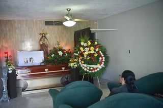 Consuelo llora en el interior de la funeraria donde familiares y amigos han estado acudiendo este lunes a despedirse de la maestra Mireya. (DIANA GONZÁLEZ)