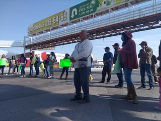 Unas treinta personas bloquearon la carretera Torreón-Matamoros en reclamo de justicia a la Fiscalía General del Estado de Coahuila, más tarde se lograron acuerdos y se retiró la protesta. (ROBERTO ITURRIAGA)