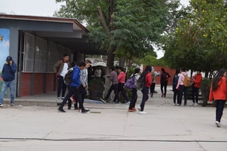 Más de 15 mil alumnos del nivel medio superior en Coahuila no concluyen sus estudios, motivo por lo cual se busca atenderlos. (ARCHIVO)