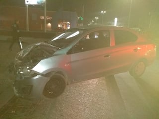 Chocan automóvil y taxi en crucero de Torreón; los daños se estimaron en 40 mil pesos. (EL SIGLO DE TORREÓN)