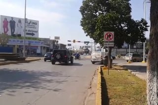 Los automovilistas continúan dando vuelta con el semáforo en rojo a pesar de las señales. (FERNANDO GONZÁLEZ)