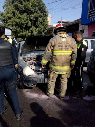 El personal del departamento de Bomberos de la ciudad de Gómez Palacio acudió al lugar para sofocar el fuego. (EL SIGLO DE TORREÓN)