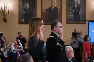 Llegaron el teniente coronel del ejército Alexander Vindman y la asesora Jennifer Williams, los primeros testigos que declararán en las audiencias públicas. (AP)